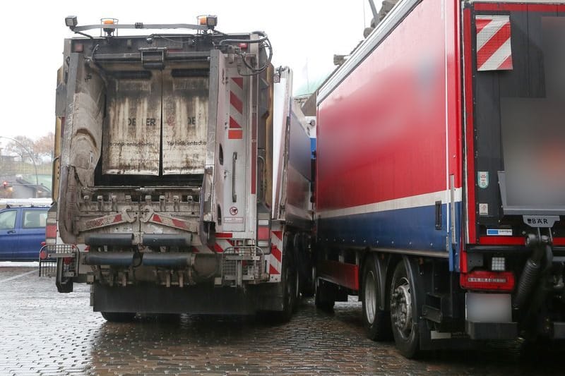 Ein LKW ist bei Schrittgeschwindigkeit auf dem noch nicht gestreuten Pflaster auf dem Vorplatz an den Landungsbrücken in einem anderen gerutscht.