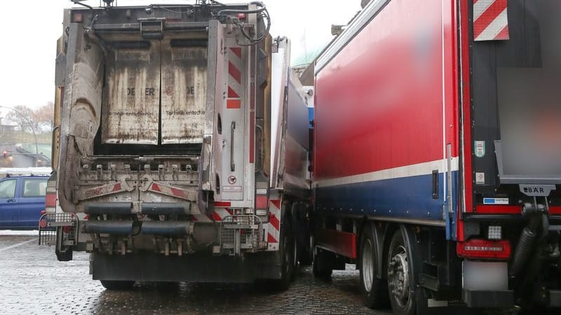 Ein LKW ist bei Schrittgeschwindigkeit auf dem noch nicht gestreuten Pflaster auf dem Vorplatz an den Landungsbrücken in einem anderen gerutscht.