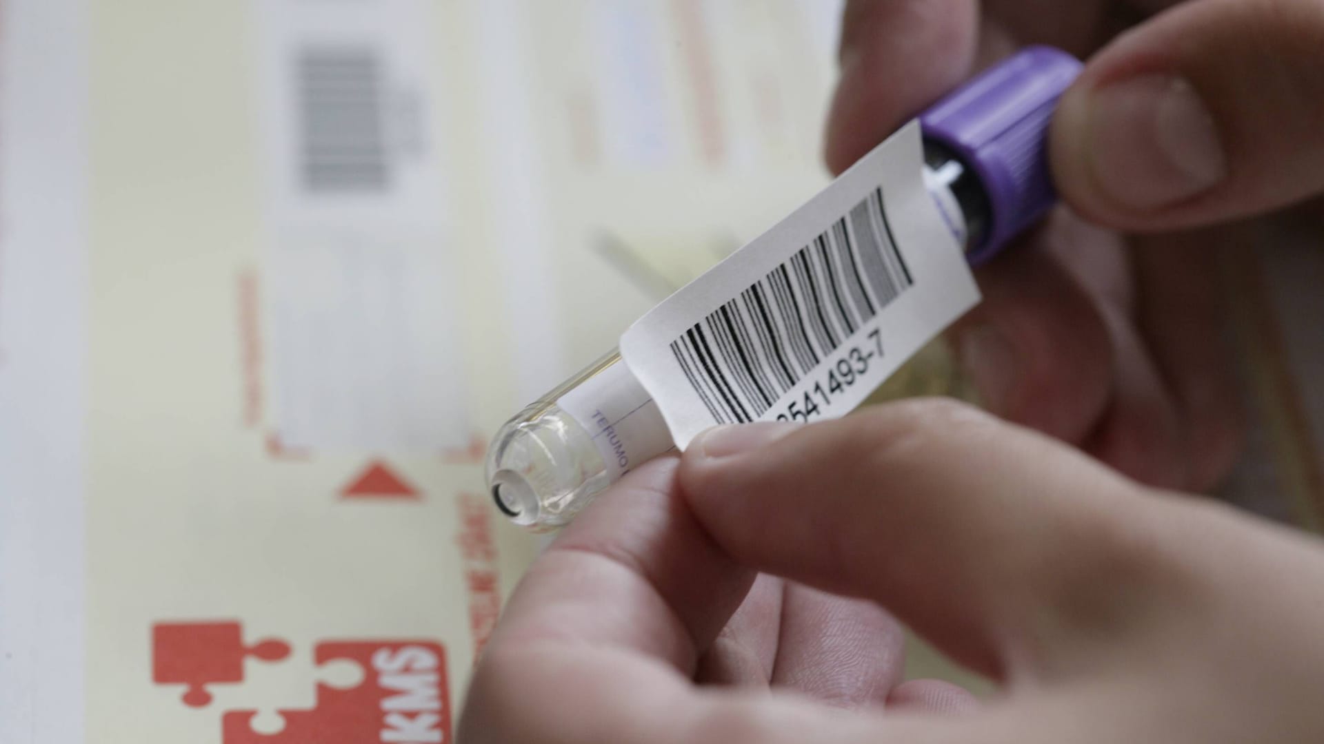 Mitarbeiterin der DKMS klebt einen Barcode auf eine Ampulle für eine Blutprobe (Archivbild): Eine Typisierungsaktion sollte bei der Suche nach einem Stammzellenspender helfen.