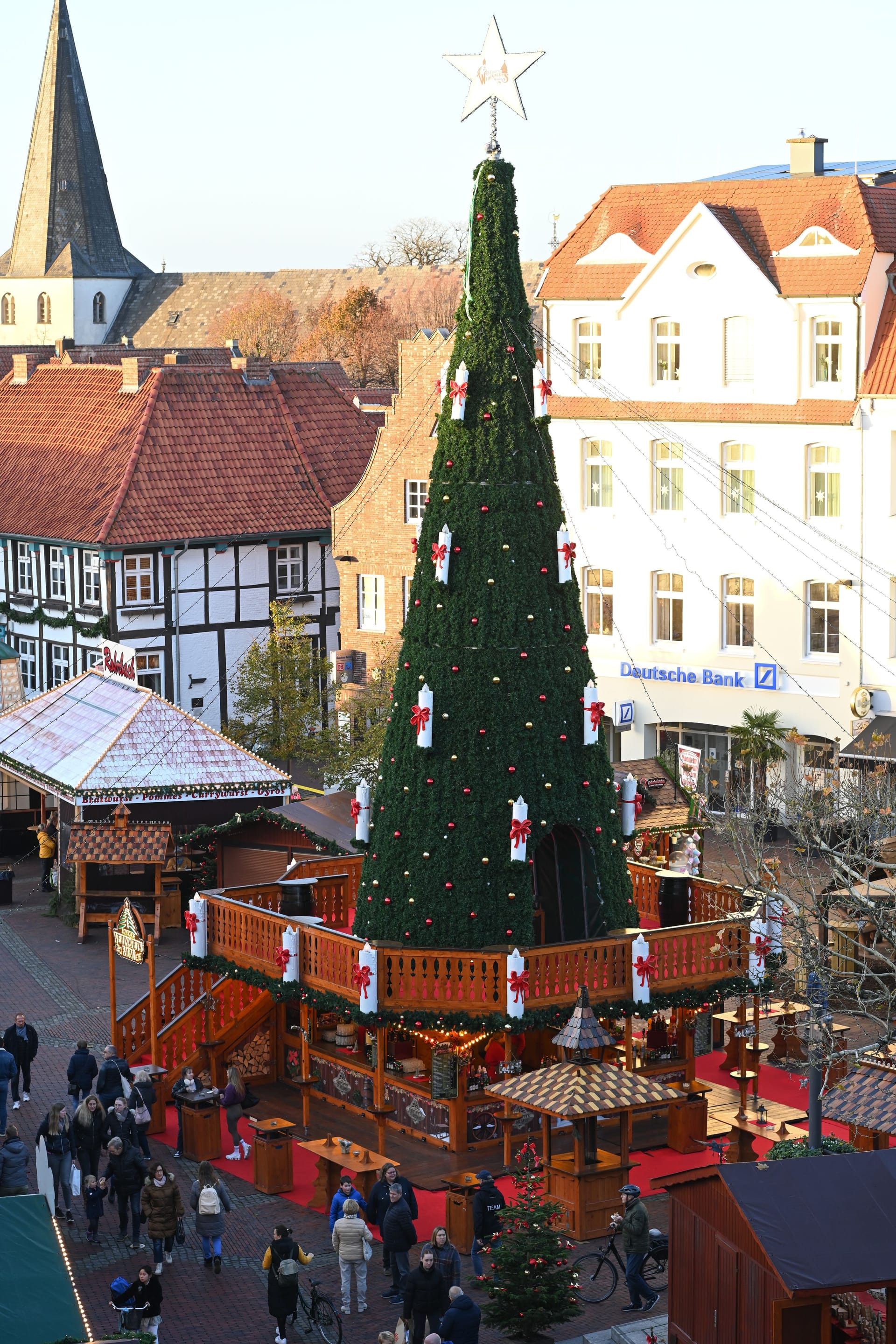 Blick aus erhöhter Position auf den Weihnachtsmarkt in der Fußgängerzone von Lingen (Archivbild).
