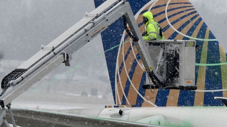 Ein Flugzeug wird am Milwaukee Mitchell International Airport enteist.