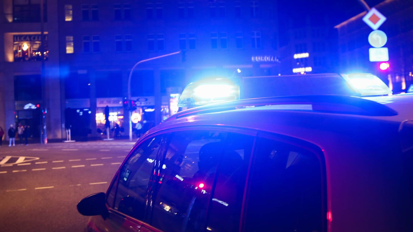 Polizei mit Blaulicht (Archivbild): Ein Frankfurter lief beinahe komplett nackt auf der Straße.
