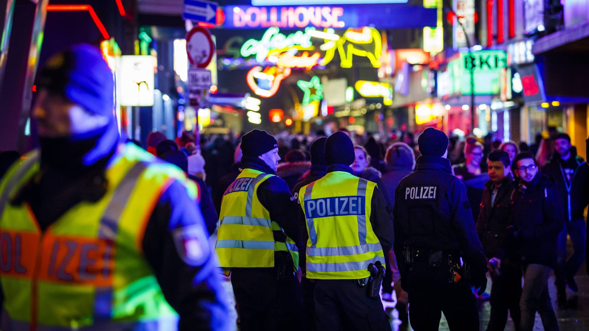 Polizisten sichern die Große Freiheit (Archivbild): Es wurden mehrere Shisha-Bars und Clubs kontrolliert. Polizisten sichern die Große Freiheit (Archivbild): Es wurden mehrere Shisha-Bars und Clubs kontrolliert.