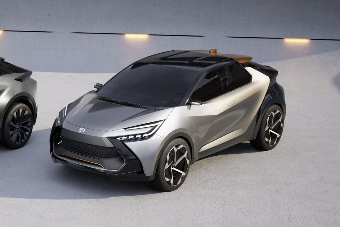 Neue Modelle: Während Toyota den neuen CH-R (r.) 2023 als Plug-in-Hybrid auf die Straßen rollt, stellen die Japaner auch für kommendes Jahr noch ein kompaktes reines E-Auto in Aussicht.