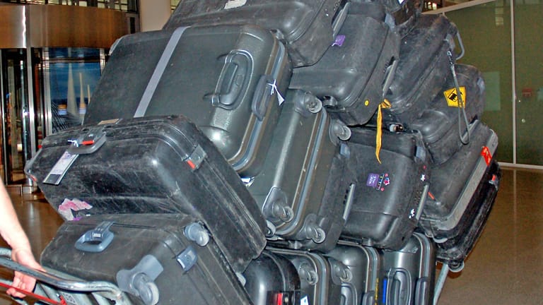 Koffer auf einem Gepäckwagen am Flughafen München (Archivbild): Die Nachsendung liegengebliebener Koffer läuft aktuell schleppend.