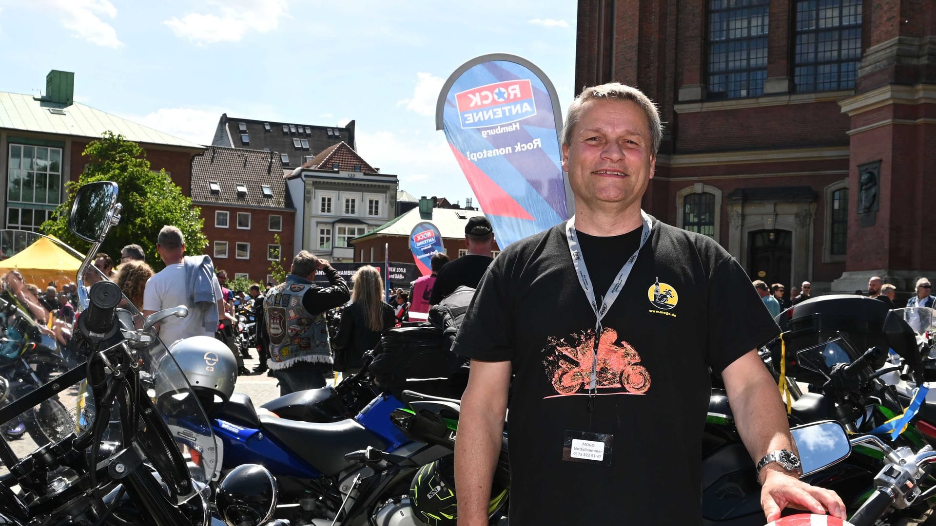 Pastor Lars Lemke beim Motorradgottesdienst 2022 vor dem Hamburger Michel.