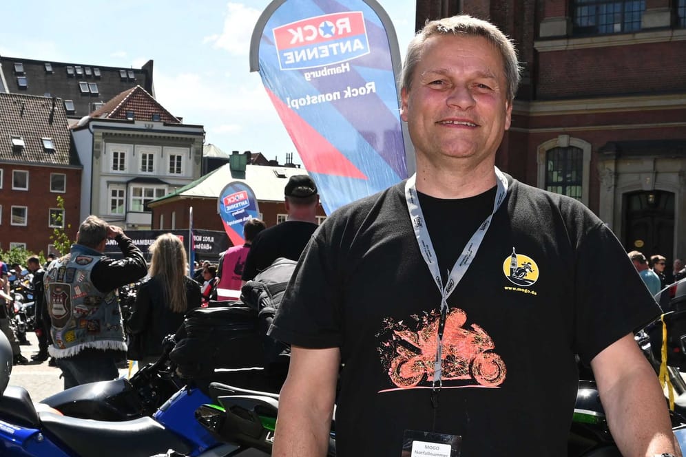 Pastor Lars Lemke beim Motorradgottesdienst 2022 vor dem Hamburger Michel.