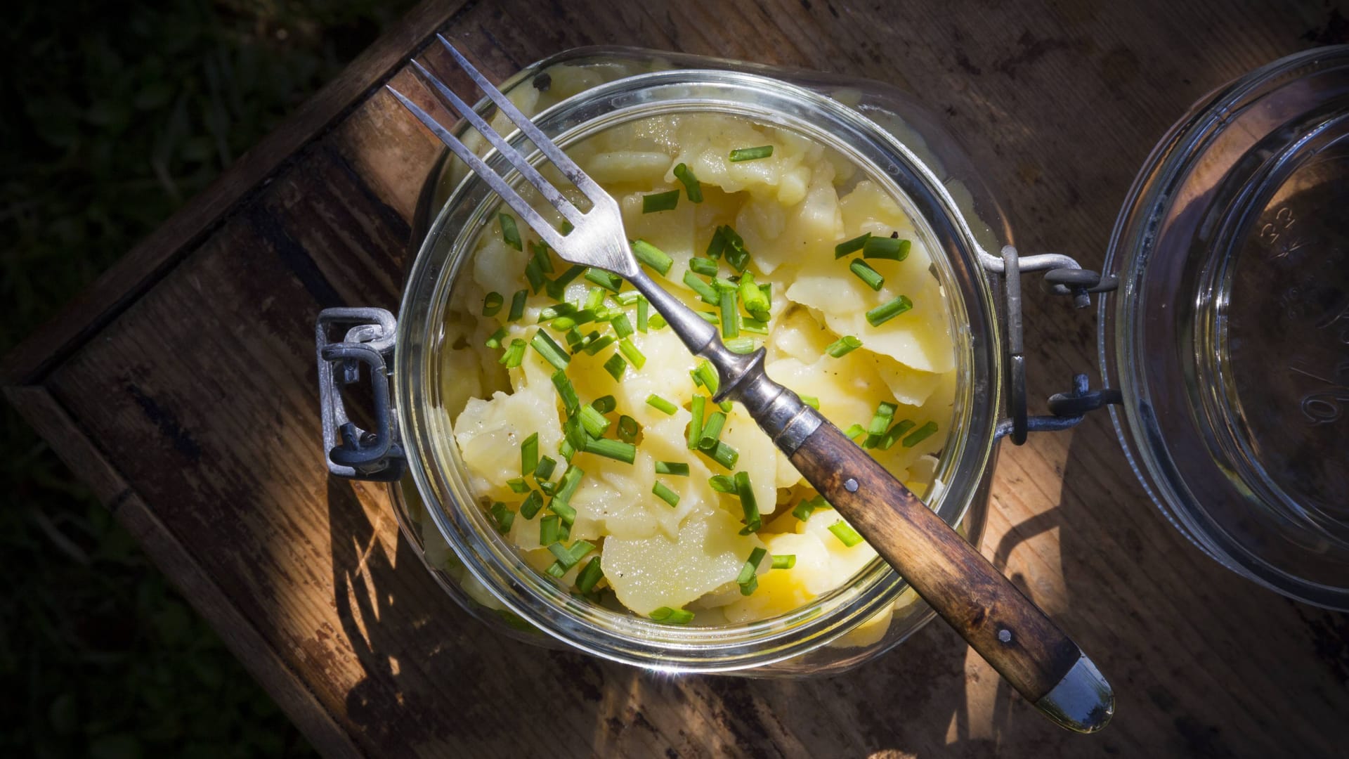 Kartoffelsalat mit Brühe: Die Variante ohne Mayonnaise ist bis zu drei Tage haltbar.