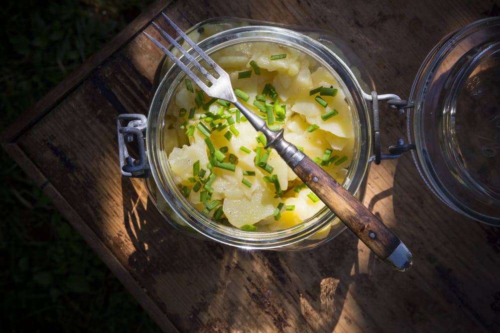 Kartoffelsalat mit Brühe: Die Variante ohne Mayonnaise ist bis zu drei Tage haltbar.
