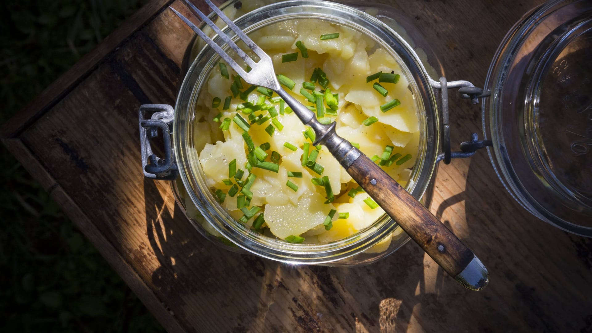 Kartoffelsalat mit Brühe: Die Variante ohne Mayonnaise ist bis zu drei Tage haltbar.