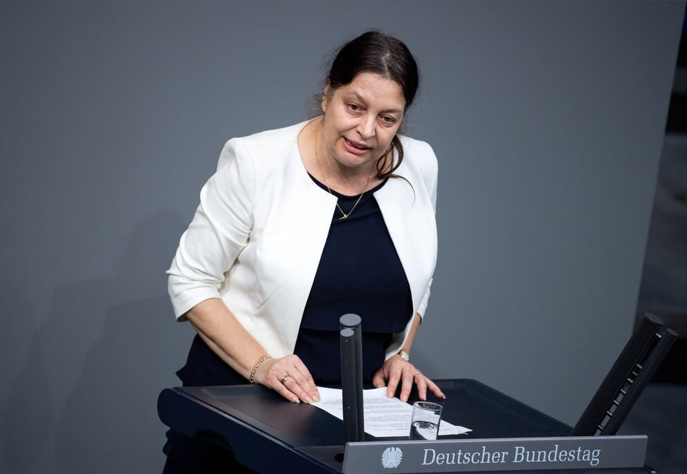 Birgit Malsack-Winkemann bei einer Rede: Sie darf nicht mehr als Richterin arbeiten.