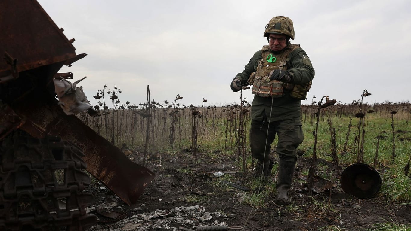 Ukrainische Nationalgarde räumt ein Minenfeld in Donzek (Archivbild): Den britischen Geheimdiensten zufolge haben die russischen Truppen zahlreiche Minenfelder gelegt.
