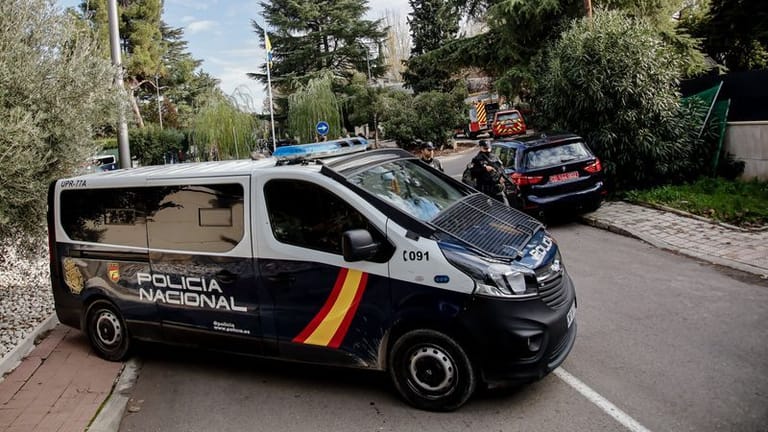 Ein Polizeiwagen und Feuerwehrfahrzeuge stehen vor der ukrainischen Botschaft in Madrid. Bei der Explosion einer Briefbombe ist ein Botschaftsmitarbeiter verletzt worden.
