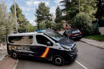 Ein Polizeiwagen und Feuerwehrfahrzeuge stehen vor der ukrainischen Botschaft in Madrid. Bei der Explosion einer Briefbombe ist ein Botschaftsmitarbeiter verletzt worden.