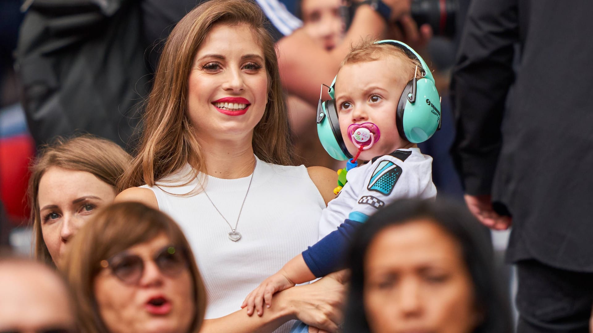 Cathy Hummels mit Sohn Ludwig 2019 bei einem Spiel des FC Bayern München