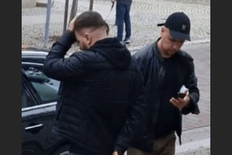 Diese beiden Männer sollen am 31. Oktober ein mögliches Fluchtfahrzeug für den Einbruch gekauft haben. Die Polizei Berlin sucht nach Zeugen.