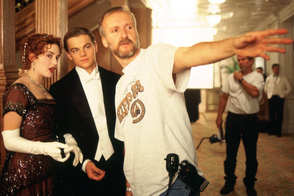 James Cameron mit Kate Winslet und Leonardo DiCaprio am Set von "Titanic"