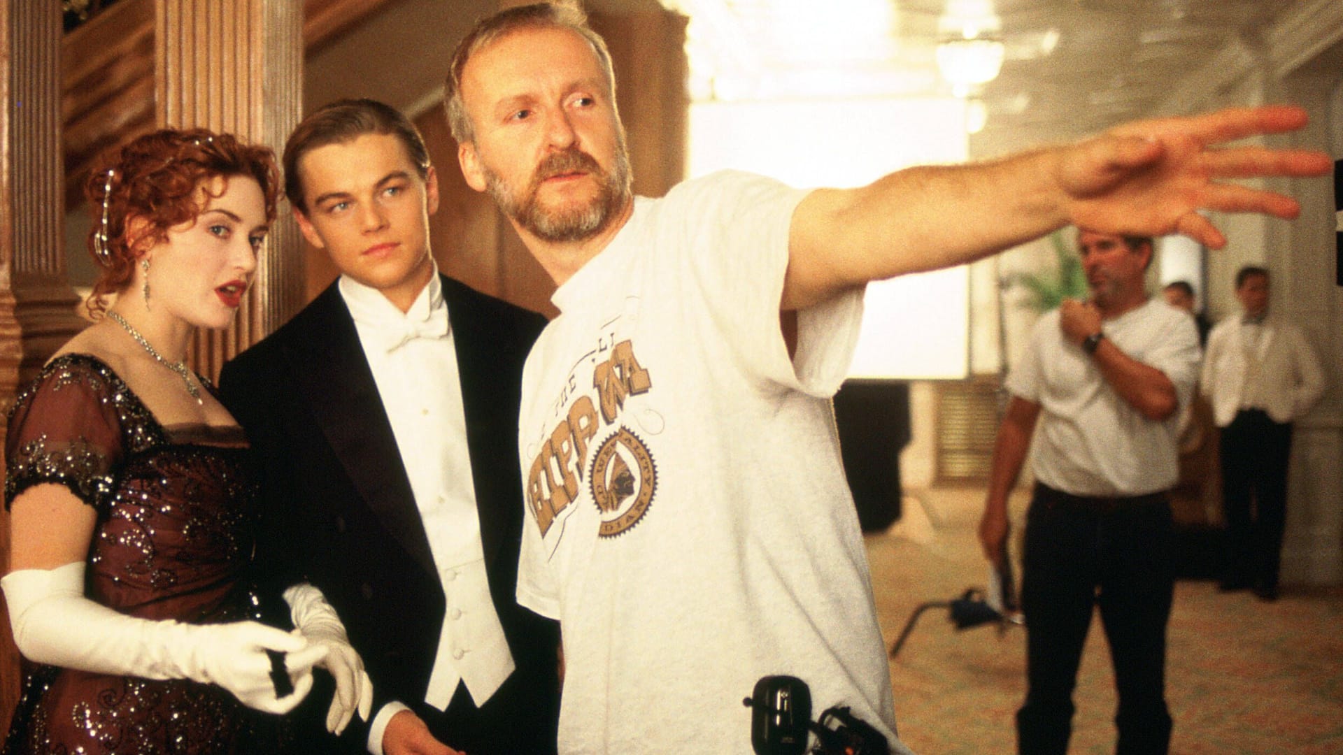 James Cameron mit Kate Winslet und Leonardo DiCaprio am Set von "Titanic"