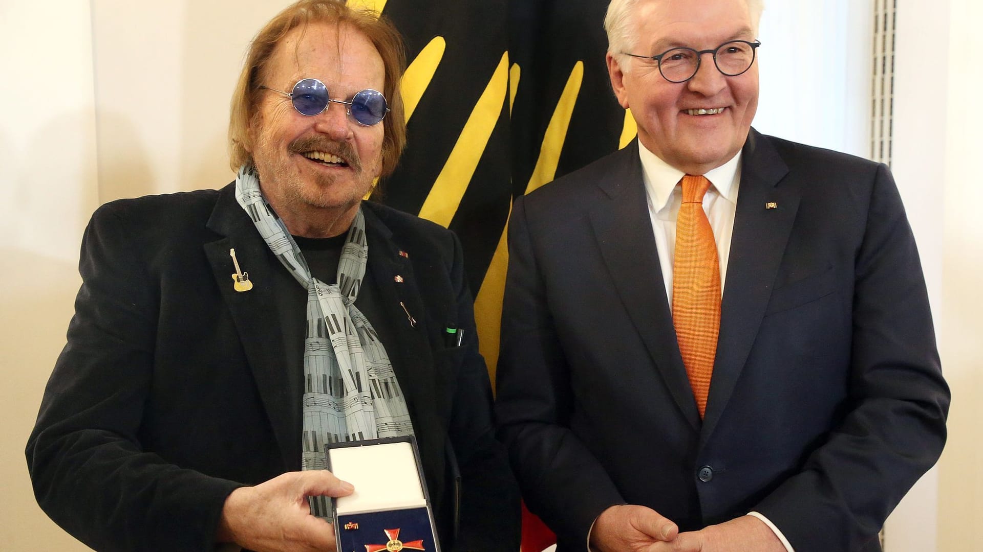 Frank Zander (l.) und Bundespräsident Frank-Walter Steinmeier: Am Montag erhielt der Entertainer im Schloss Bellevue seinen zweiten Orden.