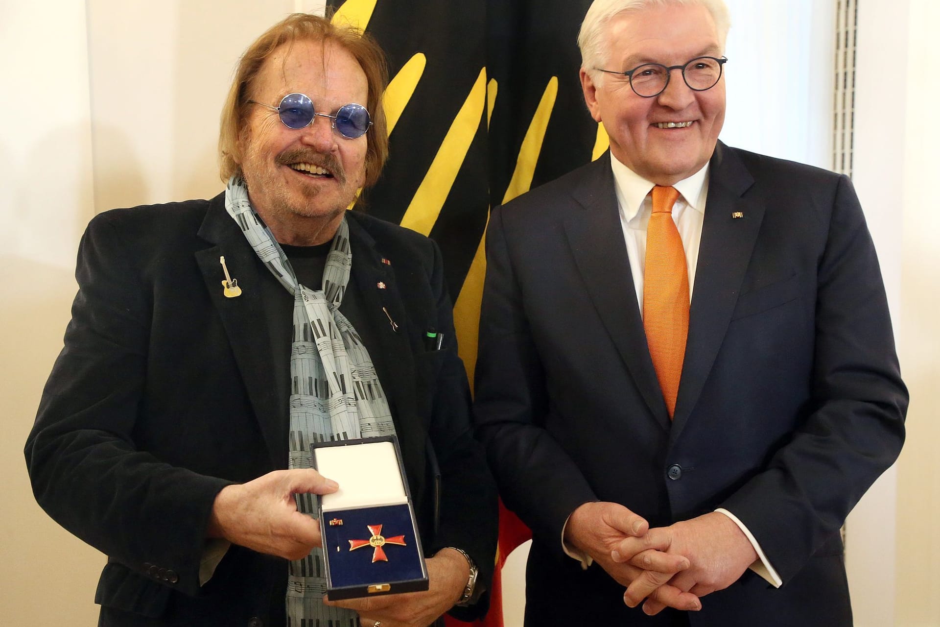 Frank Zander (l.) und Bundespräsident Frank-Walter Steinmeier: Am Montag erhielt der Entertainer im Schloss Bellevue seinen zweiten Orden.