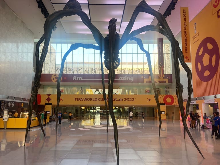 Die überlebensgroße Spinne im Eingangsbereich des QNCC.