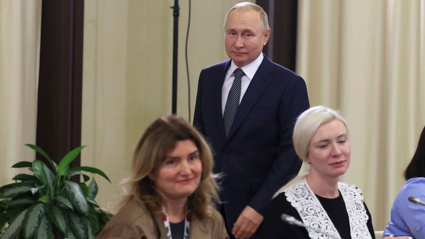Wladimir Putin mit Soldatenmüttern: Russlands Machthaber geizt nicht mit Lügen.