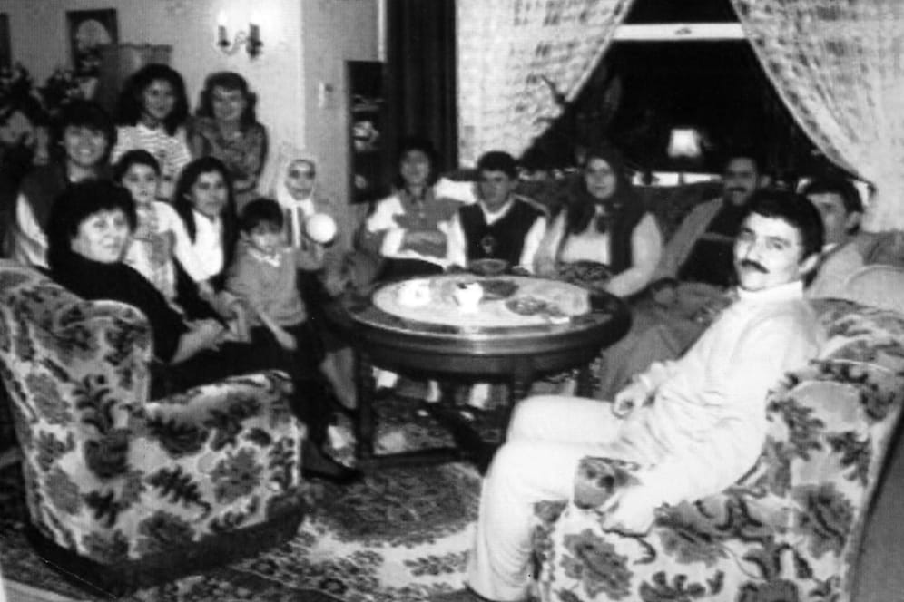 Das undatierte Familienfoto zeigt die Familien Genc, links, und Ince, in einem Wohnzimmer ihres Hauses in Solingen.