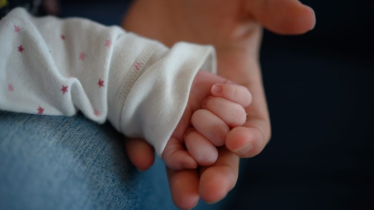 Eine Mutter hält die Hand ihres Kindes (Symbolbild): Familien profitieren bei der Steuererklärung 2022 von höheren Freibeträgen.