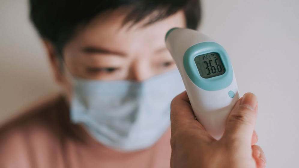 Für schnelles, kontaktloses Fiebermessen sind Stirnthermometer am besten geeignet.