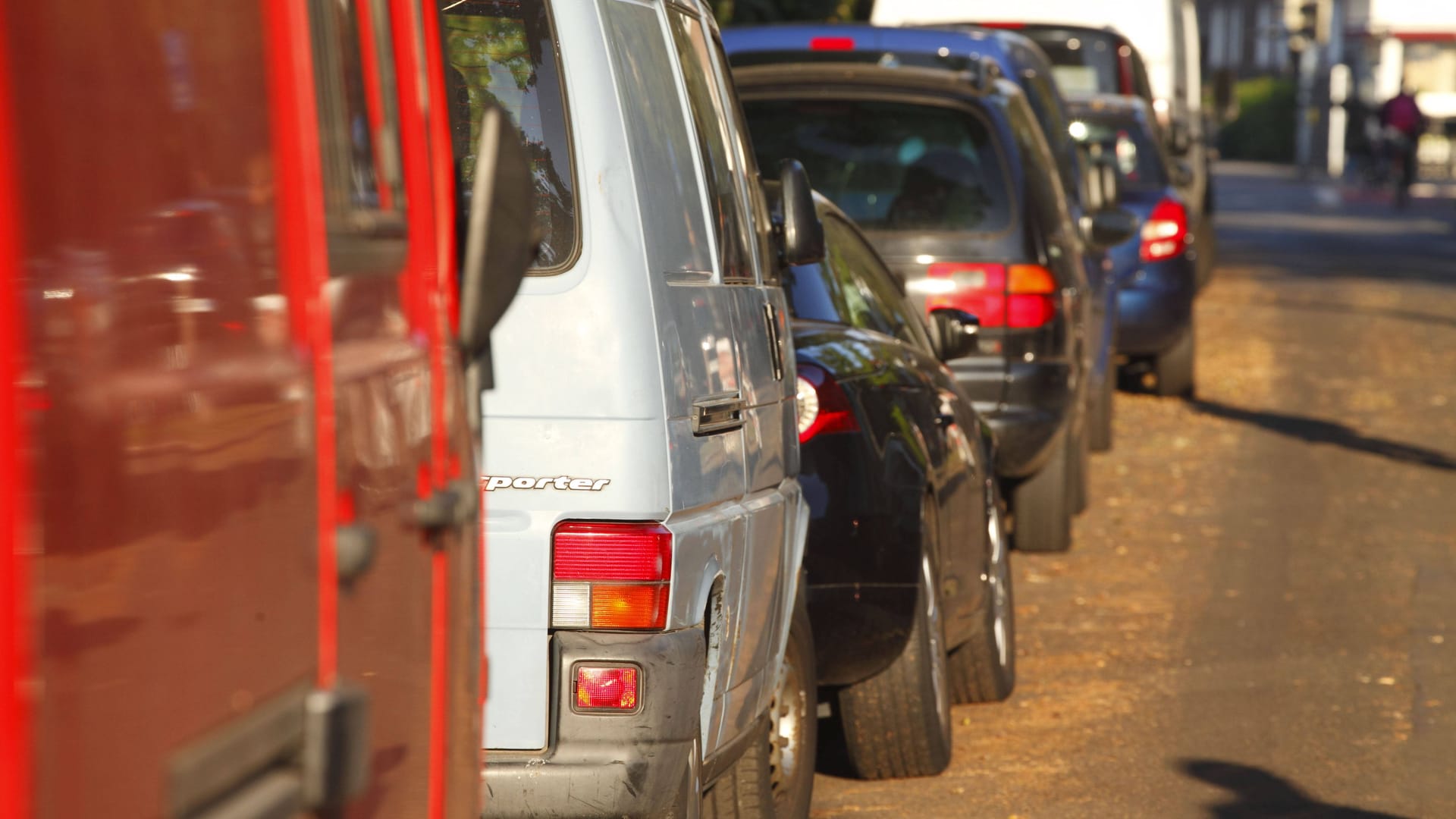 Parkende Autos an einem Straßenrand in Bremen (Symbolbild): Das wird ab kommendem Jahr deutlich teurer. Parkende Autos an einem Straßenrand in Bremen (Symbolbild): Das wird ab kommendem Jahr deutlich teurer.