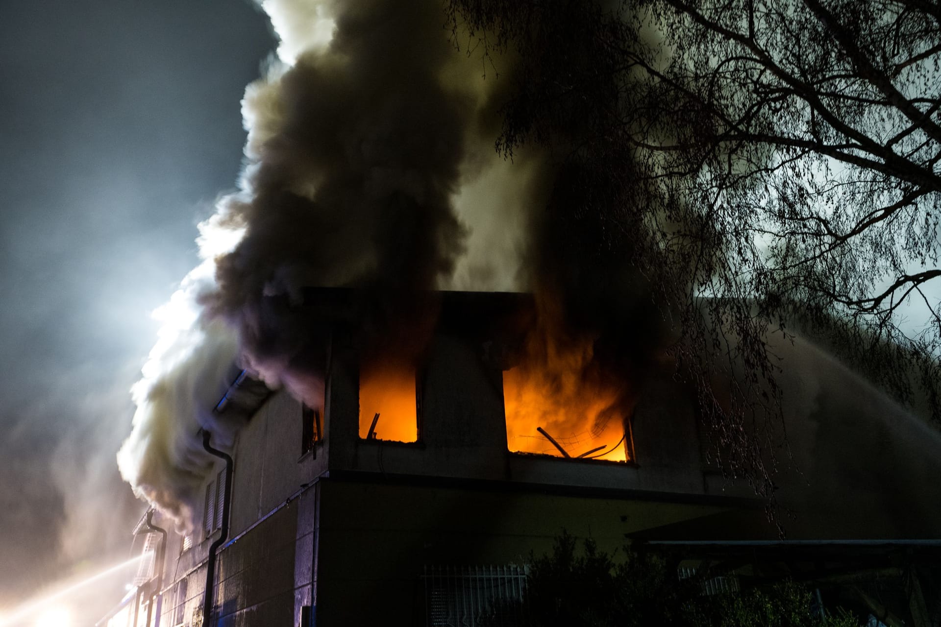 Brand einer Lagerhalle im hessischen Griesheim: Rund 100 Einsatzkräfte waren vor Ort.