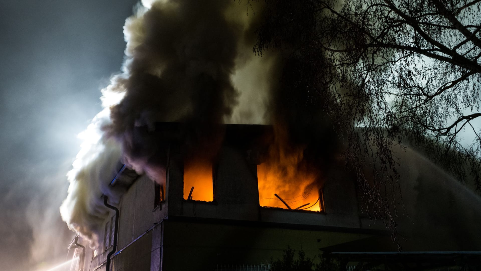 Brand einer Lagerhalle im hessischen Griesheim: Rund 100 Einsatzkräfte waren vor Ort.