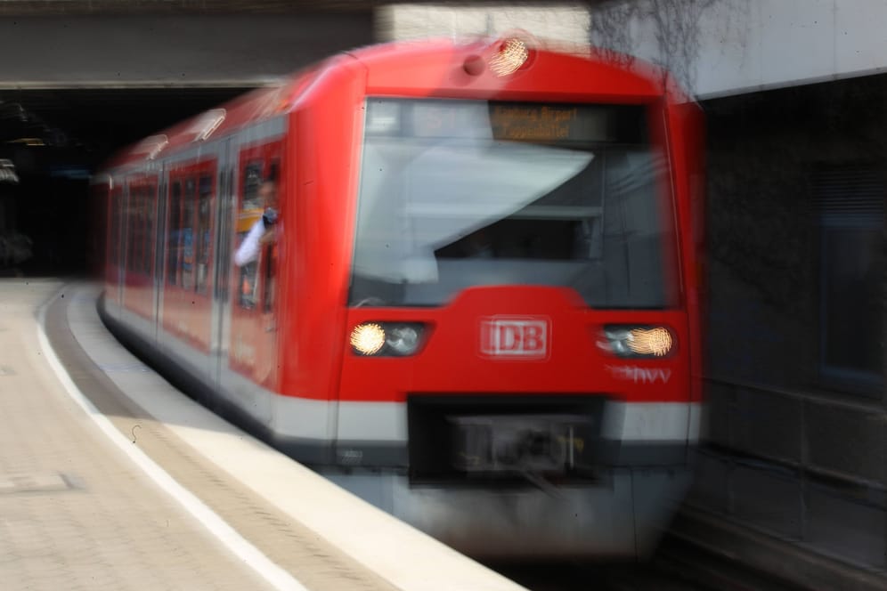Eine S-Bahn der Linie S1 in Hamburg (Symbolbild): Eine Frau wurde bei einem Unfall mit einer S-Bahn verletzt.