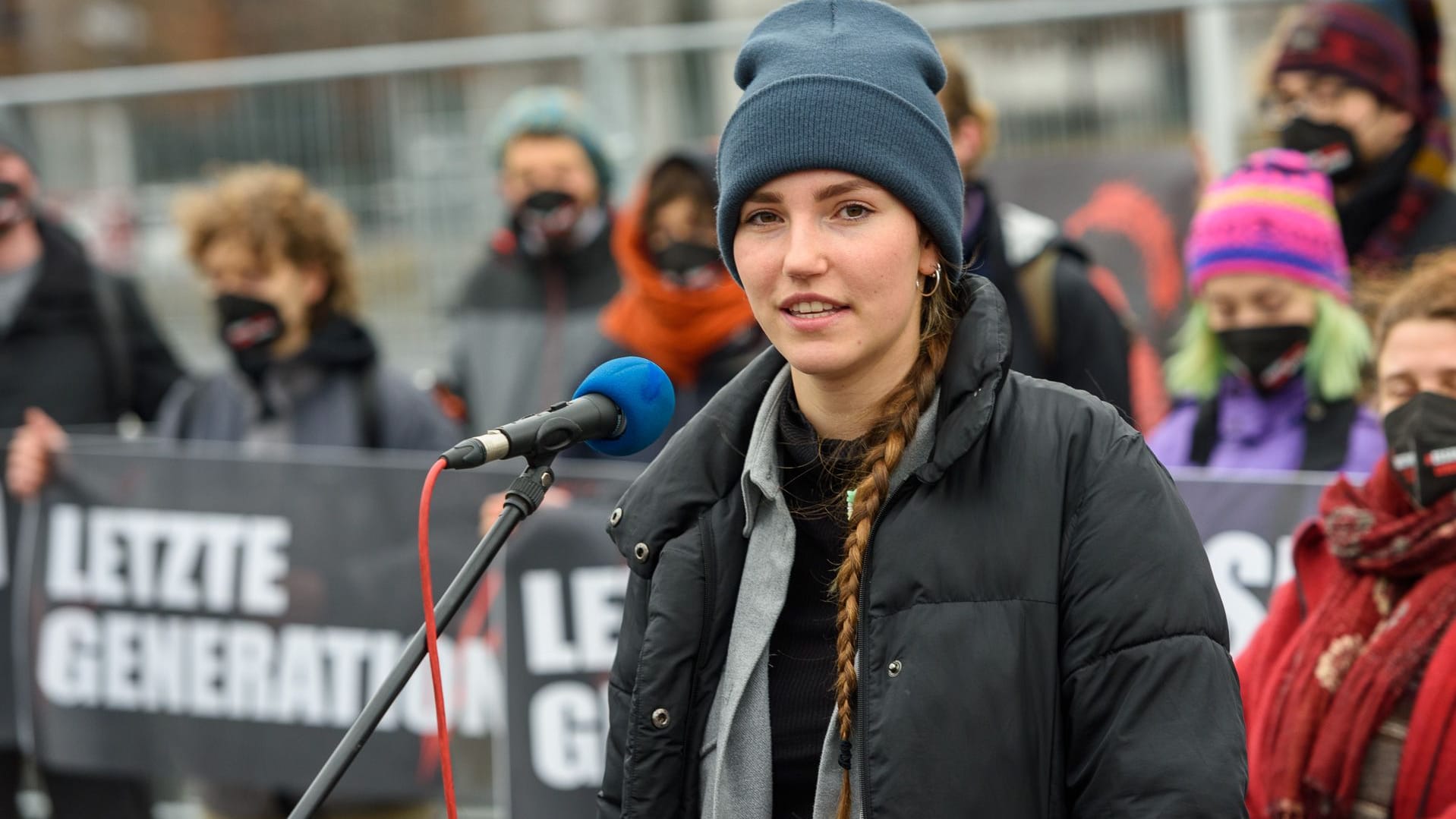 Carla Hinrichs: Die "Letzte Generation"-Sprecherin hat fürs Festkleben in Frankfurt einen Strafbefehl bekommen.