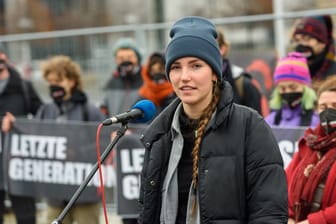 Carla Hinrichs: Die "Letzte Generation"-Sprecherin hat fürs Festkleben in Frankfurt einen Strafbefehl bekommen.