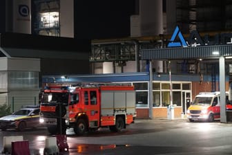 Polizei, Feuerwehr und Rettungskräfte am Einsatzort: Auf dem Aurubis-Gelände hat es eine Verpuffung gegeben.