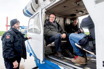 Boris Pistorius (Mitte) am Mittwoch kurz vorm Start eines Rundflugs über das LNG-Terminal in Wilhelmshaven.