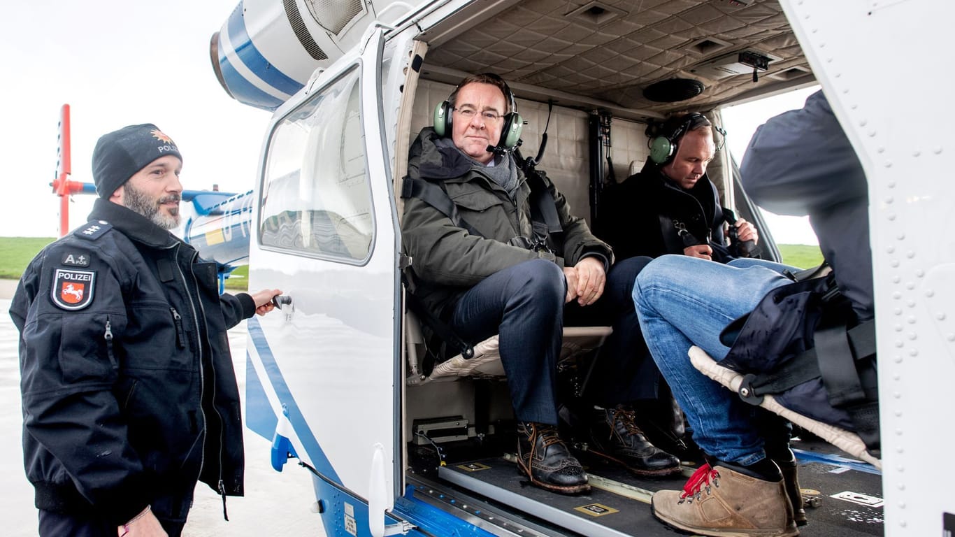 Boris Pistorius (Mitte) am Mittwoch kurz vorm Start eines Rundflugs über das LNG-Terminal in Wilhelmshaven.