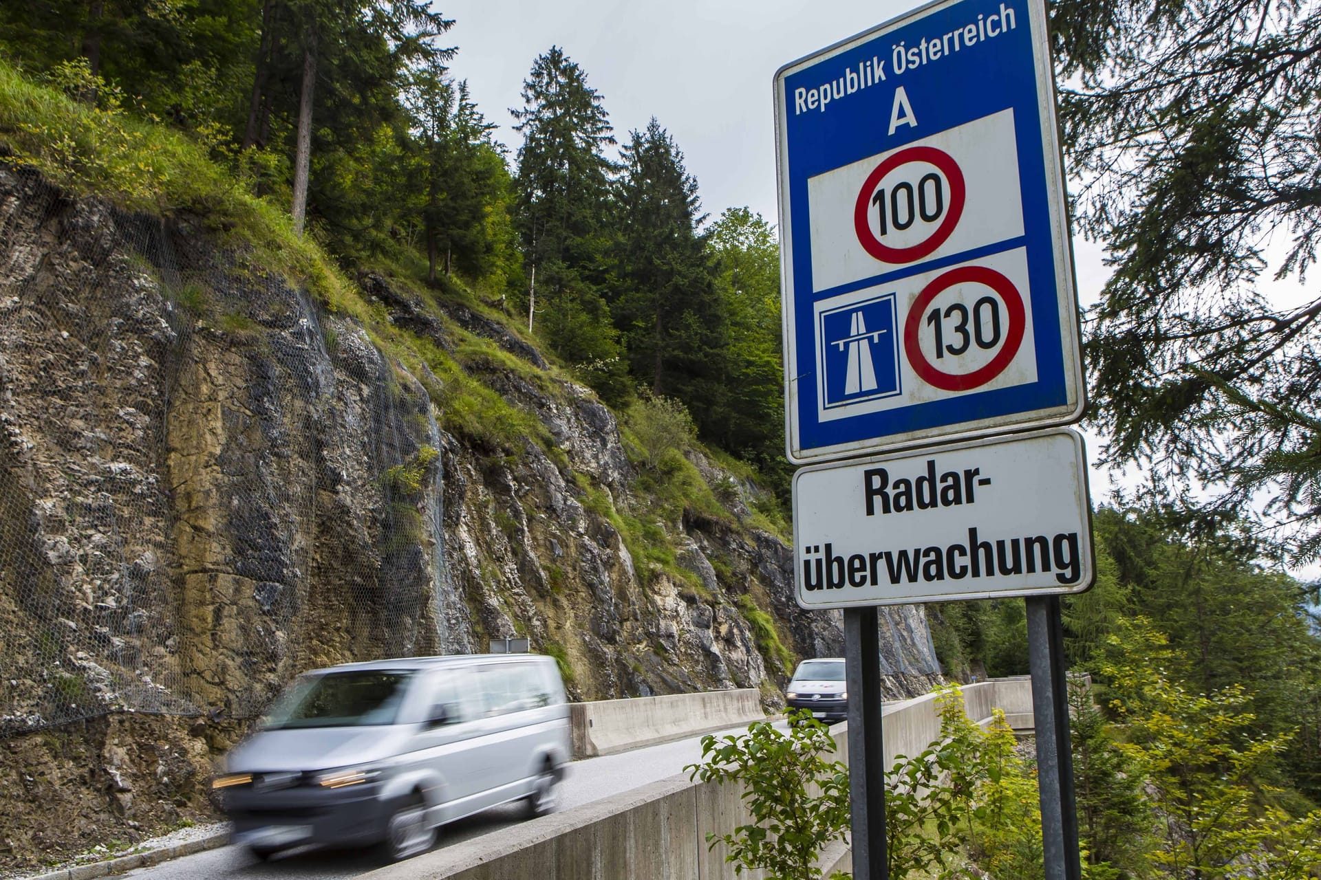 Bundesstraße in Österreich (Archivbild): Die Maßnahme soll einer höheren Verkehrssicherheit dienen.