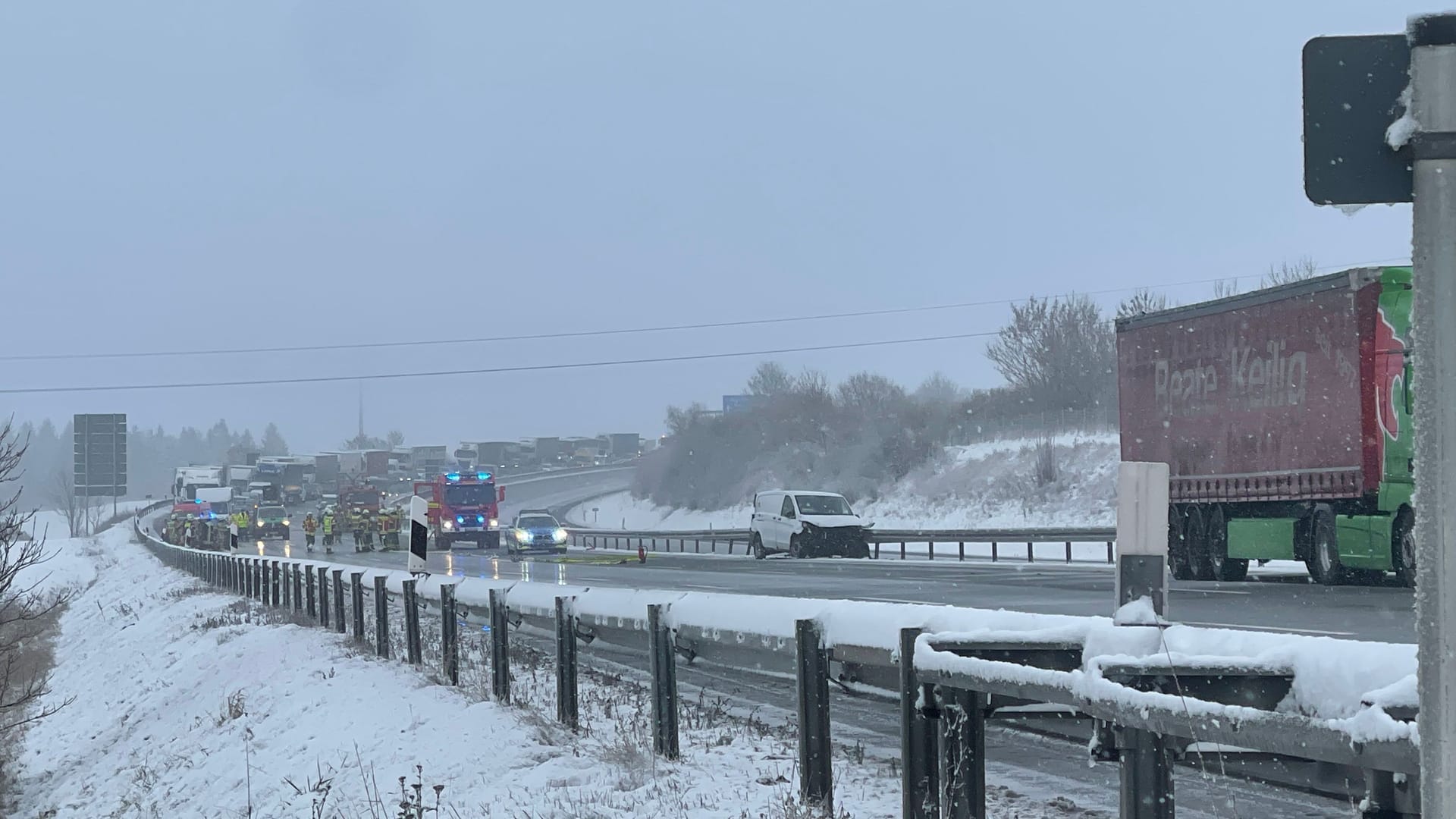 Am Freitagmittag kam es auf der A9 im Landkreis Hof zu einem folgenschweren Unfall.