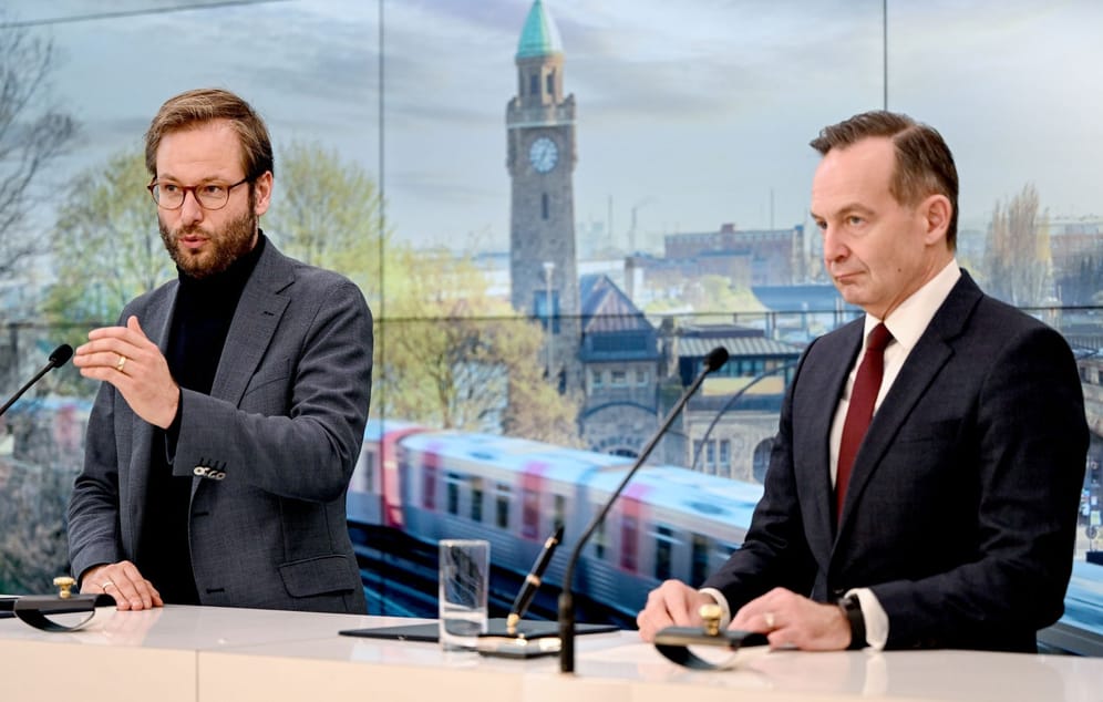 Hamburgs Verkehrssenator Anjes Tjarks (links) und Bundesverkehrsminister Volker Wissing bei der Pressekonferenz: Hamburg wird die erste Metropol-Modellregion Mobilität in Deutschland.