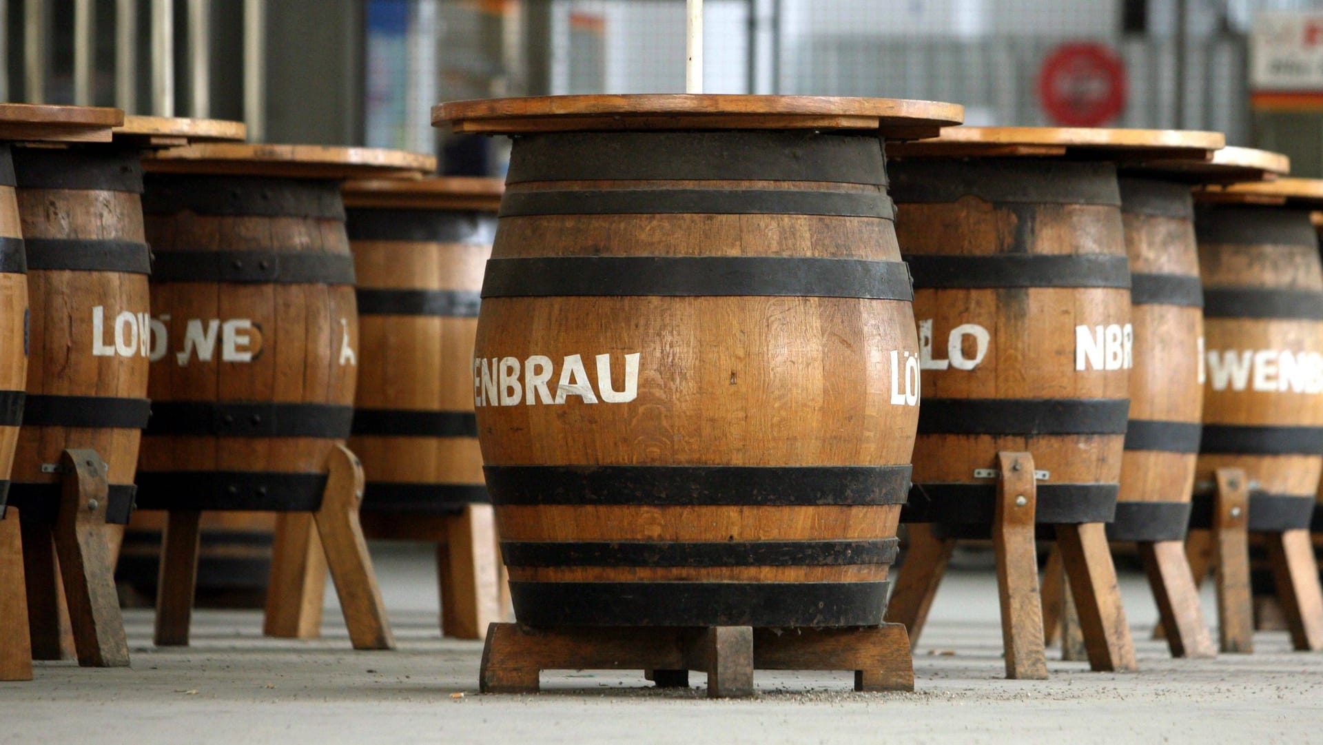 Stehtische aus Bierfässern in München (Symbolbild): Ähnlich soll die Beute der Feiernden ausgefallen sein.