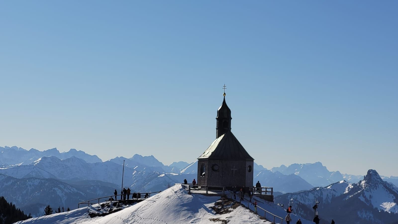 Die Wallbergkapelle am Tegernsee (Archivbild): Hier oben beginnt die Rodelstrecke am Wallberg.