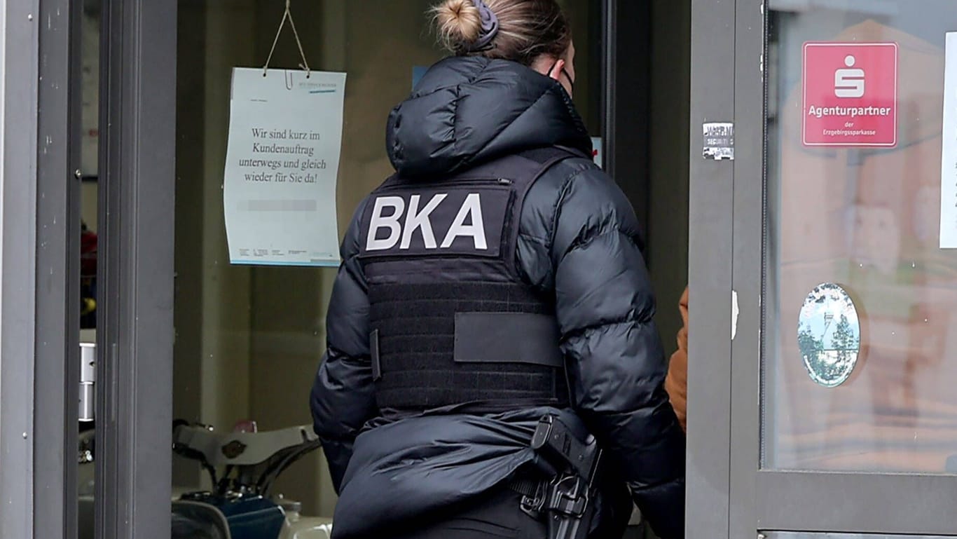 BKA-Beamte bei einer der Durchsuchungen im Rahmen der Razzia gegen eine Reichsbürgergruppe.