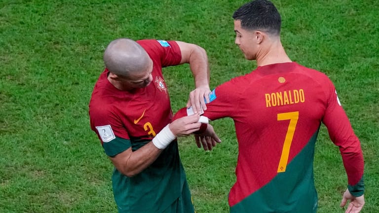 Ablösung: Pepe (r.) übergibt die Kapitänsbinde an Ronaldo.