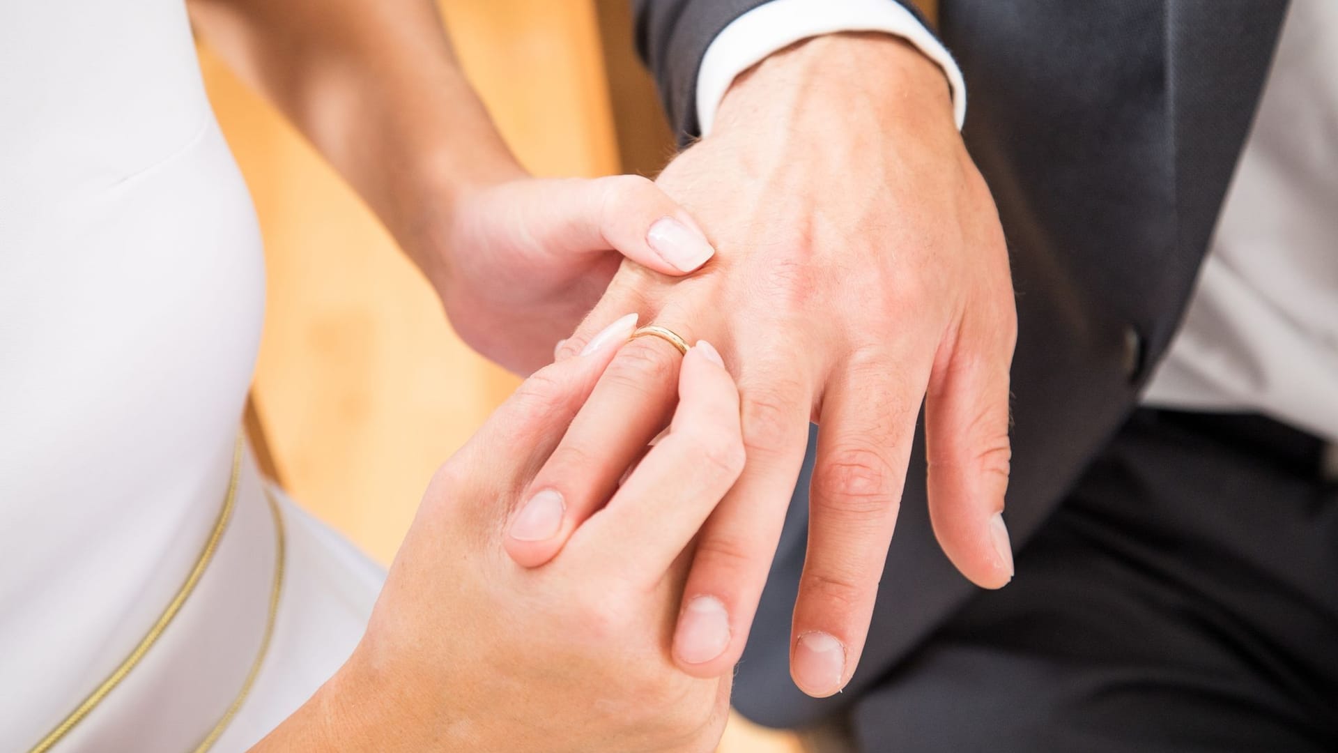 Ein Brautpaar bei der Hochzeit (Symbolbild): Ein Münchener Gericht hat sich mit einer Hochzeitsfeier auf Sylt beschäftigt.