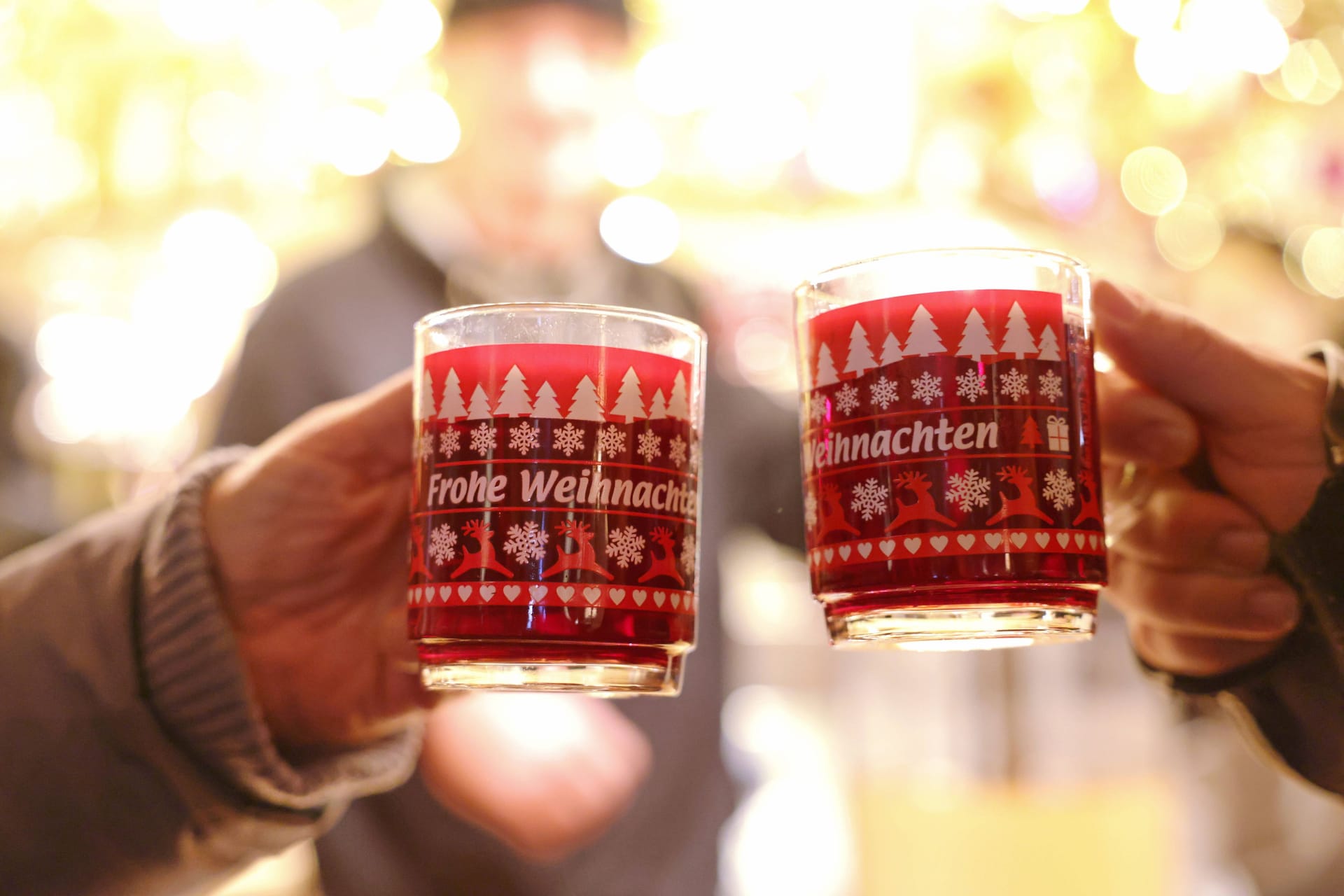 Anstoßen mit Glühwein (Symbolfoto): An einigen Tagen werden auch heiße Getränke ausgeschenkt.