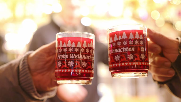 Anstoßen mit Glühwein (Symbolfoto): An einigen Tagen werden auch heiße Getränke ausgeschenkt.