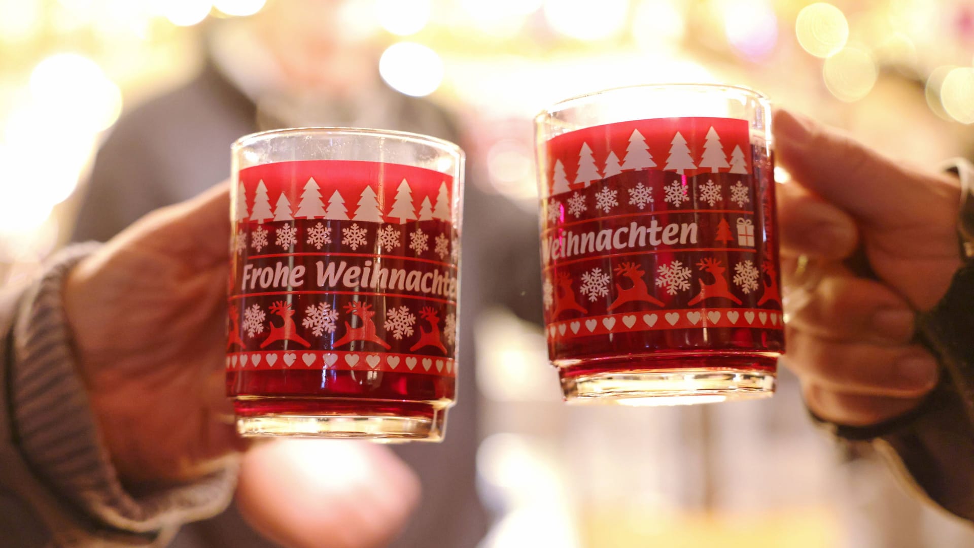 Anstoßen mit Glühwein (Symbolfoto): An einigen Tagen werden auch heiße Getränke ausgeschenkt.