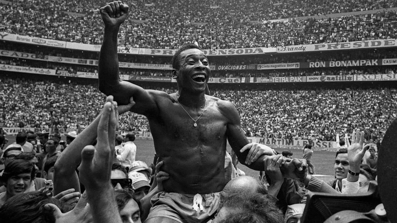Auf dem Gipfel: Pelé führt Brasilien 1970 zum dritten Weltmeister-Titel und wird nach dem Finale von den Fans auf den Schultern getragen
